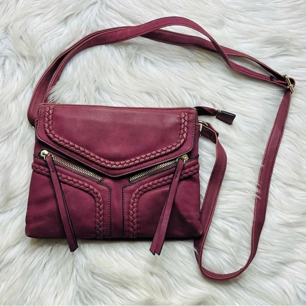 Chic Red Crossbody Bag with Chevron Design